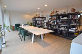 Deze aangename en functionele kantoorruimte van 65 m² is gelegen te Bissegem, op een absolute topligging vlak naast de R8 en op enkele minuten van de luchthaven Kortrijk–Wevelgem. Ideaal voor zelfstandigen of ondernemers die vlot bereikbaar willen zijn.<br /><br />U komt terecht in een praktische en comfortabele werkomgeving met:<br />- een ruime kantoorruimte<br />- een privéberging<br />- een privétoilet<br />- bijkomend een gemeenschappelijk toilet<br />- een gemeenschappelijke keuken<br />- een gemeenschappelijke doucheruimte<br /><br />De ligging garandeert een uitstekende bereikbaarheid en maakt dit pand bijzonder interessant voor professionele activiteiten die zichtbaarheid en mobiliteit vereisen.<br /><br />Extra troef: het verbruik van gas en elektriciteit is inbegrepen in de maandelijkse huurprijs.<br /><br />Klinkt dit als de ideale uitvalsbasis voor uw onderneming?<br />Aarzel niet en contacteer ons voor meer info of een bezoek ter plaatse.<br /><br />Beschikbaarheid: 01/04/2026<br />Huurprijs: 950 EUR/maand+ 150 EUR/maand vaste kosten (gas, water, elektriciteit)<br />Adres: Tuinwijklaan 4, 8501 Bissegem<br />Onze referentie: DEV4917<br />3 maanden huurwaarborg + onroerende voorheffing ten laste van de huurder<br />Commissie verhuurkantoor: 1 maand huur + btw<br />Kost registratie ten laste van de huurder