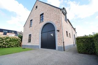 Exclusieve villa in pastorijstijl met 5 slaapkamers en mooie, kleine tuin in hartje Kasterlee<br /><br />In een rustige, doodlopende straat, midden in het centrum van Kasterlee, bevindt zich deze uitzonderlijke villa in charmante pastoriestijl. De woning combineert tijdloze architectuur met hedendaags wooncomfort en werd afgewerkt met duurzame kwaliteitsmaterialen. Dankzij de volledig aangelegde, zuidgerichte tuin geniet u hier van optimale privacy en rust, terwijl alle voorzieningen zich op wandelafstand bevinden.<br /><br />Bij het betreden van de woning wordt u verwelkomd in een stijlvolle inkomhal met gastentoilet en een elegante houten trap. Van hieruit bereikt u de ruime leefruimte waar grote raampartijen zorgen voor een overvloed aan natuurlijk licht en een prachtig uitzicht op de tuin. De gezellige zithoek en ruime eetplaats vormen samen het hart van de woning.<br />De volledig uitgeruste open leefkeuken met kookeiland sluit aan op de woonkamer en biedt alle comfort voor wie graag kookt en gasten ontvangt. Aansluitend bevindt zich een praktische berging/wasplaats.<br /><br />Op het gelijkvloers beschikt de villa bovendien over een multifunctionele ruimte die perfect kan dienen als bureau of extra slaapkamer, aangevuld met een badkamer. Er is ook een ruime inpandige garage.<br /><br />Op de eerste verdieping geeft de nachthal toegang tot vier volwaardige slaapkamers, waaronder een bijzonder ruime masterbedroom. De comfortabele badkamer is uitgerust met een dubbel lavabomeubel, ligbad, douche en toilet.<br /><br />Een extra troef is dat de woning volledig onderkelderd is, verdeeld over vijf afzonderlijke ruimtes. Deze bieden tal van mogelijkheden voor opslag, hobbyruimte of wijnkelder. Ook de warmtepompinstallatie is hier ondergebracht.<br /><br />Troeven van deze woning<br />✓ Hoogwaardige afwerking in authentieke pastorijstijl<br />✓ Tot 5 slaapkamers mogelijk<br />✓ Volledig geschilderd en instapklaar<br />✓ Ruime en lichtrijke leefruimtes<br />✓ Moderne open keuken met eiland<br />✓ Zuidgerichte, volledig aangelegde tuin met veel privacy<br />✓ Inpandige garage<br />✓ Volledig onderkelderd met 5 compartimenten<br />✓ Warmtepompinstallatie<br />✓ Rustige ligging in doodlopende straat<br />✓ Op wandelafstand van winkels, scholen en de markt van Kasterlee<br /><br />Topligging<br />Deze stijlvolle villa geniet van een uitstekende ligging in het centrum van Kasterlee. Winkels, horecazaken, scholen en ontspanning bevinden zich op wandelafstand. Bovendien zorgen de nabijgelegen Noord-Zuidverbinding en de E34 voor een vlotte bereikbaarheid richting Antwerpen en Eindhoven.<br /><br /><strong>Interesse in deze unieke villa?</strong><br />Contacteer ons vrijblijvend voor meer informatie of een plaatsbezoek via 0496 51 10 10 of christoffel@vastgoedpicavet.be.<br /><br />