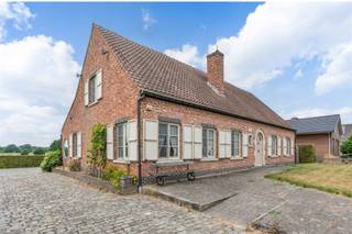 Deze ruime en instapklare gezinswoning met 5 slaapkamers (mogelijkheid tot 7) is gelegen op een perceel van 1.086 m² en biedt een...