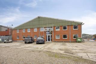 Oppervlaktes:- Totale perceeloppervlakte: 20.473 m²- Bebouwde oppervlakte: 6.320 m²- Onbebouwde oppervlakte: 14.117 m²Specificaties:- Gelegen in agrarische gebieden- Verwarming via propaangas- Zonnepanelen aanwezigBeschikbaar na akte.Heeft u interesse in dit bedrijfspand met kantoren, werkplaatsen en magazijnen? Contacteer ons gerust voor meer informatie of een bezoek ter plaatse.