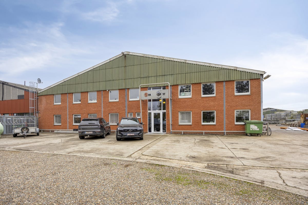 Industriehal (bijna 7000 m²) met kantoren, werkplaatsen en riant magazijn te koop in Bree - foto 1