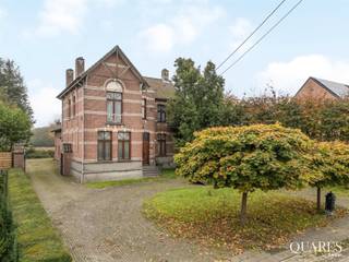 Cette propriété majestueuse est située à Zwijndrecht, à proximité des principales voies d'entrée et de sortie et offre également de...