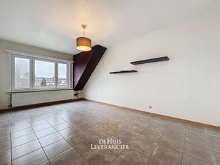 Ben je op zoek naar een <strong>opbrengsteigendom in Kontich</strong> met onmiddellijk rendement en zonder kopzorgen? Dan nodigt de Huisleverancier jou graag uit om dit volledig gemoderniseerde gebouw (1964 – totaalrenovatie 2020) te bezoeken.<br /><br />Een degelijke investering in vastgoed met <strong>stabiele huurinkomsten</strong>, gelegen in het centrum en toch in een rustige straat waar het aangenaam wonen is.<br />Dit is precies het type pand waar slimme investeerders vandaag naar op zoek zijn: <strong>kleinschalig, overzichtelijk en duurzaam</strong>.<br /><br />Het gebouw werd in <strong>2020 grondig gemoderniseerd</strong> en is onderverdeeld in <strong>twee volwaardige appartementen</strong>, elk met twee slaapkamers, een lichtrijke leefruimte, een praktische keuken, een badkamer en een gezellig terrasje. Eén appartement beschikt bovendien over een staanplaats en een stadstuintje — een absolute meerwaarde voor huurders én voor de verhuurbaarheid op lange termijn.<br /><br />Voor investeerders die belang hechten aan transparantie en rendement, biedt dit gebouw een sterke basis: geen gemeenschappelijke kosten, alle nutsvoorzieningen zijn gesplitst, het appartement op de 1ste verdieping is momenteel verhuurd, de 2de verdieping is net vrijgekomen en is meteen verhuurbaar.<br /><br />Dat betekent: onmiddellijke huurinkomsten vanaf dag één. Bovendien beschikken de appartementen over een gunstig EPC-label B en C, wat zorgt voor energiezuinigheid en toekomstbestendigheid binnen het huidige regelgevende kader.<br /><br />De ligging is zonder twijfel een belangrijke troef. Gelegen in het centrum van Kontich, op wandelafstand van winkels, openbaar vervoer, scholen en horeca, combineert deze woonst bereikbaarheid met rust. Huurders waarderen de nabijheid van alle voorzieningen, terwijl ze toch thuiskomen in een aangename en rustige woonstraat. Die combinatie maakt dit vastgoed bijzonder aantrekkelijk binnen de lokale huurmarkt en verhoogt de langetermijnwaarde van jouw investering.<br /><br />Interesse ? Wij begeleiden jou graag persoonlijk en transparant bij elke stap van je aankoop, zoals je dat van ons mag verwachten.<br /><br />Ben je klaar om te investeren in zekerheid en rendement in Kontich?<br />Contacteer ons vandaag nog voor meer informatie of een bezoek ter plaatse.<br /><br />EPC : 180 kWh/m<sup>2</sup> (Label B) en 266 kWh/m<sup>2</sup> (Label C)<br />Stedenbouwkundige inlichtingen in aanvraag<br />Waterinfo : P-Score = A, G-Score = A<br /><br />Dit is niet wat je zoekt ? Al gehoord van AANKOOPBEGELEIDING ? Wij zoeken, bezoeken en onderhandelen mee met jou voor eigendommen die worden aangeboden door particulieren, andere makelaars of eigendommen die zelfs (nog) niet te koop staan?<br />Vraag meer informatie over aankoopbegeleiding via welkom@dehuisleverancier.be of 0489/069.000<br /><br />de Huisleverancier : Persoonlijk, voor iedereen Service, Kwaliteit en Vertrouwen !<br />