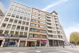 Dit lichtrijke en ruime appartement te koop is gelegen op de 7de en hoogste verdieping en biedt circa 130 m² aan ruimte op een uiterst centrale locatie in Antwerpen.Het dakappartement te koop baadt in het natuurlijke licht, wat in combinatie met het open stadsgezicht zorgt voor een lichte en luchtige sfeer. De royale proporties bieden uitzonderlijk veel ruimte om comfortabel te wonen, te werken en gasten te ontvangen.Gelegen op een boogscheut van het Stadspark en op wandelafstand van het Centraal Station en de Meir, combineert het appartement een uitstekende bereikbaarheid met de lichtinval, privacy en rust die horen bij een positie op de bovenste verdieping.Karaktervolle elementen, waaronder een authentieke visgraatparket en een sfeervolle haard, geven het interieur warmte en persoonlijkheid, en vullen de uitzonderlijke lichtinval en ruimte van het appartement perfect aan.Indeling- Inkomhal met vestiaire- Lichtrijke en ruime woonkamer met visgraatparket en haard- Volledig geïnstalleerde keuken voorzien van moderne apparatuur- Geïntegreerd in de keuken: een afgesloten loggia (binnenterras) met een groot openslaand raam, wat zorgt voor een aangename binnen-buitensfeer- Handige berging- Apart gastentoilet- Master bedroom- Tweede slaapkamer- Badkamer met dubbele lavabo en bad-douchecombinatieHet appartement beschikt tevens over een private kelderberging en toegang tot een gemeenschappelijke fietsenstalling.Troeven- Lichtrijk interieur met een open uitzicht en uitzonderlijk veel natuurlijke lichtinval- Grote bewoonbare oppervlakte van 130 m² in hartje Antwerpen- Zeldzaam appartement op de bovenste verdieping, vlot bereikbaar met de lift- Authentieke elementen, waaronder visgraatparket en een open haard- Gezellige, afgesloten loggia grenzend aan de keuken- Uitstekende ligging nabij het Stadspark, het Centraal Station en de MeirBent u geïnteresseerd in een appartement of woning te koop in Antwerpen? Aarzel dan niet om ons te contacteren. Had u graag uw eigen eigendom te koop aangeboden contacteer ons dan voor een vrijblijvende schatting, telefonisch op het nummer 03/206.76.76 of per mail naar antwerpen@dewaele.com.Bestuursmaatregelen in het maatregelenregister: nee