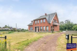 Ruime gezinswoning met 4 slaapkamers en een inpandige garage, gelegen op een hoekperceel van 18a60ca dat langs twee zijden toegankelijk is, nl. via de Sparrenweg en de Hooiman. De woning is gelegen in een rustige en groene locatie, met uitgestrekte natuur- en wandelgebieden in de nabije omgeving. Het centrum van Tessenderlo en de E313 op zin bereikbaar op ong. 10 min. De ideale locatie voor wie comfortabel wil wonen met een perfecte combinatie van rust, natuur en een vlotte bereikbaarheid. <br /><br />Ruime parkeergelegenheid aan de woning. Bewoonbare oppervlakte: ong. 206 m² (cfr. EPC-attest d.d. 02/06/2022). EPC Label F - Renovatieverplichting. De woning is momenteel verhuurd.<br /><br />INDELING: <br />GELIJKVLOERSE VERDIEPING: Ruime inkomhal dewelke toegang verleent tot de lichtrijke leefruimte, Geïnstalleerde keuken met toegang tot het terras; Berging met aansluiting wasmachine;<br />1°VERDIEPING: Nachthal; 4 slaapkamers; Badkamer met ligbad, wastafel.<br />TUIN: Terras en omheinde tuin. Inpandige garage.<br /><br />Dubbele beglazing; houten profielen. <br />CV op mazout. <br /><br />Voor meer info of bezichtiging: contacteer Dario op 0472/09.27.56 of 011/22.19.17 of kijk op www.limburgsvastgoed.be