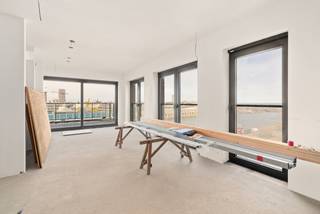 Ontdek dit uitzonderlijke casco luxe-appartement met zeezicht en panoramisch zicht op de skyline van Oostende, gelegen op toplocatie Oosteroever aan de Baelskaai. Dit is het enige appartement van deze omvang en klasse aan de voorzijde – een zeldzame opportuniteit voor wie ruimte, licht en exclusiviteit zoekt.
Met een royale oppervlakte en ruime terrassen biedt dit appartement een unieke combinatie van comfort en vrijheid in afwerking. De basis is reeds kwalitatief voorbereid met bepleistering, chapewerken en vloerverwarming, zodat u het interieur volledig naar eigen smaak kan realiseren.
De indeling is luxueus en doordacht: een ruime inkomhal (ideaal als bureau), gastentoilet, berging en twee volwaardige slaapkamers met zeezicht. De badkamer is voorzien voor een vrijstaand bad met zicht op de zonsondergang, een hammam douche en infraroodcabine, aangevuld met een extra toilet.
De lichtrijke leefruimte sluit aan op de open keuken met gasaansluiting. De hoofdslaapkamer heeft een privatief terras van 7 m², terwijl leefruimte en keuken uitgeven op een riant terras van 35 m².
Mogelijkheid tot aankoop van een ondergrondse garagebox, kelderberging inbegrepen. Verkoop onder btw (eventueel ook registratie). Een exclusief aanbod aan zee.
📞 Meer info of bezoek? Els – 0468 13 77 64 | els@keyimmo.be
