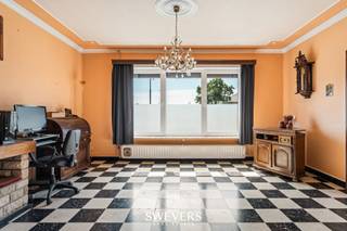 Halfopen gezinswoning met 3 volwaardige slaapkamers op 7a 08ca in Kozen. Deze woning biedt 144 m² bewoonbare oppervlakte en vormt een mooie basis voor wie een woning verder naar eigen smaak wil moderniseren. Verschillende belangrijke werken werden reeds uitgevoerd: de ramen werden vernieuwd in 2013, de badkamer en verwarmingsketel in 2016 en in 2024 werden het dak hersteld en de keukenvloer vernieuwd. Boven bevinden zich 3 ruime slaapkamers van ca. 16,4 m², 14 m² en 12 m². De ruime tuin en parkeergelegenheid voor meerdere wagens maken het geheel compleet. Ontdek alle foto's en mogelijkheden op www.swevers.be of plan uw bezoek via 012 699 900. Bron bewoonbare oppervlakte: EPC-verslag.