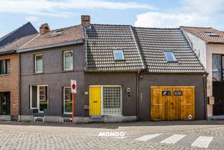 Deze charmante, volledig gerenoveerde woning geniet een prachtige ligging in het pittoreske Klein-Willebroek, vlak bij het Sashuis. Het zicht op het historische Sashuis, de boten en de omgeving zorgt voor een unieke sfeer. In de onmiddellijke nabijheid vindt u gezellige terrassen en restaurants waar het aangenaam vertoeven is. Bovendien staat de locatie garant voor een uitstekende bereikbaarheid.<br />Via de inkomhal met gastentoilet komt u in een aangename ruimte die dienstdoet als eetkamer, aansluitend op de volledig geïnstalleerde keuken met toegang tot het terras. Op het gelijkvloers bevindt zich eveneens een gezellige woonkamer met een prachtig zicht.<br />De trap leidt u naar de eerste verdieping met twee slaapkamers. De ruime badkamer is uitgerust met een badkamermeubel met dubbele wastafel, een ligbad, een inloopdouche en een toilet. Via een vaste trap bereikt u de zolderruimte, die u naar wens kunt inrichten als extra slaapkamer.<br />Op de lager gelegen verdieping treft u de wasberging en een bergruimte aan. Tot slot beschikt de woning over een inpandige garage — deels omgebouwd tot extra leefruimte, deels voorzien als fietsenstalling — en een gezellige stadstuin.