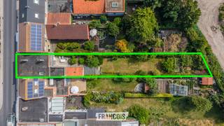 Deze te renoveren rijwoning is gelegen in de Dorpsstraat 121 in Leffinge en biedt een uitstekende opportuniteit voor wie op zoek is naar een ruime woning met tal van mogelijkheden.<br /><br />De woning beschikt over een perceel van 514 m², waardoor u geniet van een aangename buitenruimte met veel potentieel. Binnen vindt u een praktische indeling met een ruime leefruimte, keuken en voldoende mogelijkheden om de woning volledig naar eigen smaak op te frissen.<br /><br />Met maar liefst vijf slaapkamers biedt deze eigendom meer dan voldoende ruimte voor een groot gezin, een thuiswerkplek of hobbyruimte.<br /><br />Daarnaast beschikt de woning over een inpandige garage, wat zorgt voor extra comfort en praktische opbergruimte.<br /><br />Dankzij de ruime oppervlakte, het grote perceel en de centrale ligging in Leffinge vormt deze woning een ideale basis voor wie een karaktervolle gezinswoning volledig naar eigen wensen wil moderniseren.<br /><br />Voor meer informatie of een bezoek kunt u contact opnemen met Inti op inti@immofrancois.be of 0499 74 89 74.<br /><br />