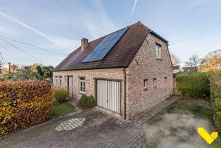 Charmante gezinswoning op prachtig perceel!Dit landhuis is rustig en kindvriendelijk gelegen nabij het centrum met lokale winkels, openbaar vervoer,...