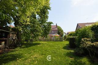 In een rustige straat in Oetingen - Pajottegem, bevindt zich deze karaktervolle ruime gezinswoning met tal van mogelijkheden. Dankzij de zuidgerichte tuin, dubbele garage met werkplaats en ruime zolders is dit het ideale huis voor gezinnen die op zoek zijn naar ruimte en comfort. Op het gelijkvloers komt u binnen via een inkomhall met gastentoilet. De gezellige leefruimte met massieve eiken parketvloer is uitgerust met een cassette en sluit aan op de lichtrijke eetkamer. Via de eetplaats bereik je een gezellig terrasje aan de vijver. Verder beschikt de woning over een veranda, een landelijke keuken, een badkamer met zowel bad als douche, een wasplaats en een ruime garage voor 2 wagens met aansluitend een werkplaats. Voor de garage is er nog plaats voor 1 wagen. De woning heeft ook 2 kelderruimtes. De eerste verdieping omvat een nachthall, een apart toilet, drie slaapkamers, een extra slaap-of hobbykamer en een bureau. Bovendien zijn er nog heel wat uitbreidingsmogelijkheden dankzij de zolder boven de garage en de ruime zolder boven het hoofdgebouw. Ook buiten heeft deze woning heel wat te bieden. U geniet er van verschillende terrassen, een siervijver, een authentieke brood/ pizzaoven, een barbeque en een tuinhuis. De zonnige zuidgerichte tuin maakt het plaatje compleet. Er is GEEN renovatieplicht! Een echte aanrader voor wie rustig wil wonen in het charmante en landelijke Oetingen. EPC D - 394