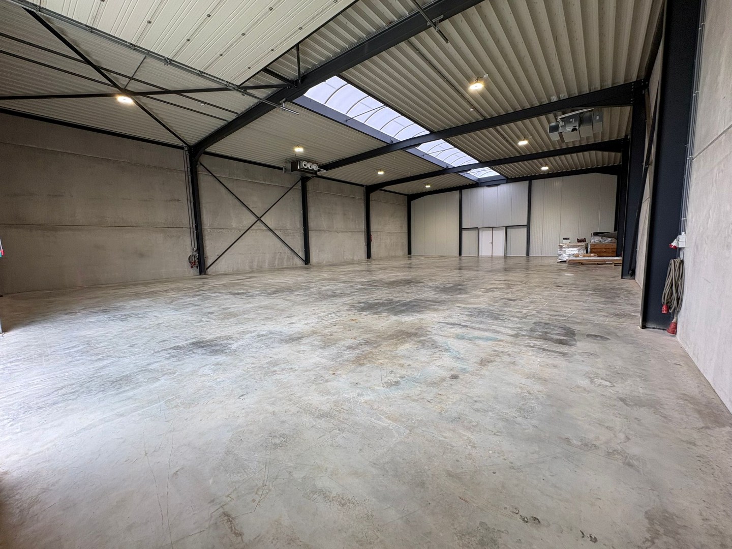 Gerenoveerde industriehal van 360 m² op bedrijvenpark Nagelsberg ! - foto 5