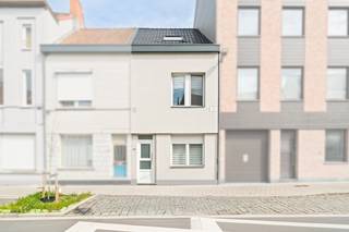 <p>Te koop: instapklaar gesloten huis in Gent, gelegen aan de Peerstraat 180, op korte afstand van het centrum en toch in een groene, rustige omgeving.</p>
<p>Dit verzorgde huis combineert een praktische indeling met een uitstekende ligging. Met drie volwaardige slaapkamers en twee badkamers biedt het voldoende ruimte voor een gezin. De woning is instapklaar, waardoor u meteen kunt genieten zonder grote renovaties. Dankzij de nabijheid van invalswegen, scholen, openbaar vervoer en het ziekenhuis is alles binnen handbereik, terwijl de groene omgeving zorgt voor een aangename woonervaring.</p>
<p>Belangrijkste ruimtes:<br />• Woonkamer met veel lichtinval en directe toegang tot de keuken<br />• Functionele keuken met voldoende opbergruimte<br />• Drie volwaardige slaapkamers<br />• Twee badkamers, elk met moderne voorzieningen<br />• Berging voor extra opslag<br />• Polyvalente ruimte voor hobby of bureau<br />• Koer (20 m²) ideaal voor buitenmomenten</p>
<p>Troeven:<br />• Instapklaar – meteen genieten zonder grote werken<br />• Drie volwaardige slaapkamers – perfect voor gezinnen<br />• Ligging dichtbij invalswegen én groene omgeving, maar toch vlakbij het centrum</p>
<p>Neem vandaag nog contact op met uw ERA-makelaar voor een bezoek. JOUW DROOMHUIS. ZO GEVONDEN!</p>