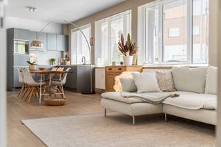 <p>Te koop: instapklaar gelijkvloers appartement in het centrum van Strombeek-Bever, op wandelafstand van scholen, park en openbaar vervoer.</p>
<p> </p>
<p>Dit appartement (bouwjaar 2002) ligt op het gelijkvloers en combineert een centrale ligging met een praktische indeling. De staanplaats en berging zijn inbegrepen in de prijs, wat het extra aantrekkelijk maakt. Bovendien beschikt het over een gezellige stadstuin/terras waar u heerlijk kunt ontspannen. Dankzij de nabijheid van invalswegen bent u snel verbonden met Brussel en de omliggende gemeenten.</p>
<p> </p>
<p>Belangrijkste ruimtes:<br />• Woonkamer met veel lichtinval<br />• Functionele keuken met voldoende opbergruimte<br />• Twee slaapkamers, ideaal voor gezin of koppel<br />• Staanplaats en aparte berging inbegrepen<br />• Stadstuin/terras voor buitenmomenten</p>
<p> </p>
<p>Troeven:<br />• Centrale ligging en instapklaar gelijkvloers<br />• Staanplaats en berging in prijs inbegrepen<br />• Leuke stadstuin/terras</p>
<p> </p>
<p>Neem vandaag nog contact op met uw ERA-makelaar voor een bezoek.</p>
<p> </p>
<p>JOUW DROOMAPPARTEMENT. ZO GEVONDEN!</p>