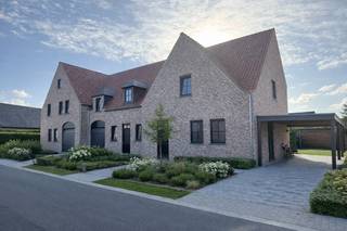 <p>Deze prachtige nieuwbouwwoning is voorzien van alle comfort oa. vloerverwarming, zonnepanelen, ventilatiesysteem, regenwaterput enz.</p><p><br /></p><p>INDELING:</p><ul><li><strong>Gelijkvloers:</strong> Ruime inkomhal met toilet, bureau/speelhoek, zeer lichtrijke woonkamer met eet- en zitgedeelte en porte-fenêtre naar de tuin, keuken met kookeiland (zelf te kiezen), berging, wasplaats en inpandige garage.</li><li><strong>1ste verdiep: </strong>Nachthall, toilet, 3 grote slaapkamers, badkamer met inloopdouche, ligbad en dubbele lavabo, dressing/bureau, tweede badkamer met lavabo en douche.</li><li><strong>2e verdiep/zolder: </strong>Grote ruimte die nog kan ingericht worden als extra slaapkamer(s) of hobbyruimte.</li><li>Zonnige <strong>tuin</strong> met diverse mogelijkheden en aangelegde voortuin.</li></ul><p>PLUSPUNTEN:</p><p>+ Afgewerkt (keuken zelf te kiezen)</p><p>+ Energiezuinig oa. vloerverwarming, zonnepanelen enz.</p><p>+ Grote (slaap-)kamers</p><p>+ Zeer rustige ligging</p><p>+ ...</p><p><br /></p><p>Bel vandaag nog voor meer informatie of een bezoek!</p>