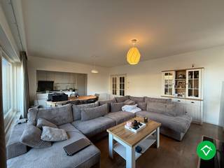 Strategisch gelegen dakappartement in centrum Roeselare. Alles is gelegen in de korte nabijheid van het appartement: scholen, het Geitepark,...