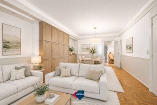 Een verzorgd, ruim appartement op de 5de verdieping met 2 slaapkamers, waarvan de hoofdslaapkamer beschikt over een dressing en de tweede slaapkamer aansluitend een terrasje heeft. De ruime badkamer is voorzien van een bad, douche en toilet. Daarnaast is er nog een apart toilet aanwezig. Het appartement biedt een zijdelings parkzicht en heeft ook een kelder. Alsook is het appartement op loopafstand van het strand, stadspark, winkelstraten, ... Dit appartement is perfect geschikt als woonappartement of tweede verblijf. Kom dit zeker bezoeken!