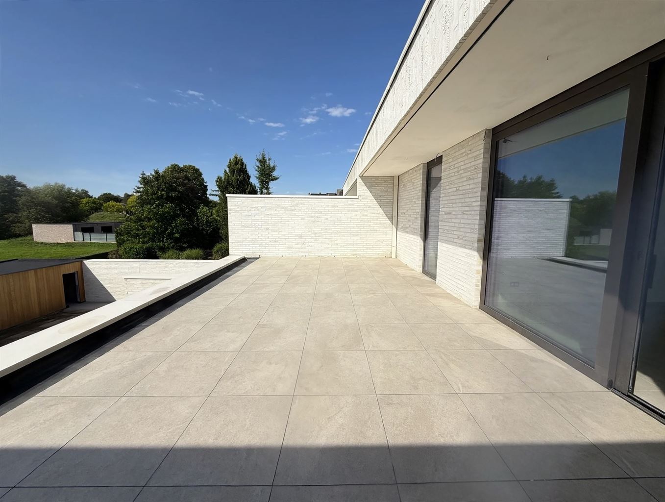 Zeer ruim 1 (+1)-slaapkamerappartement op de eerste verdieping met zuidgericht terras van ca. 43 m², balkon en ondergrondse parkeerplaats, in hartje Maaseik. - foto 5
