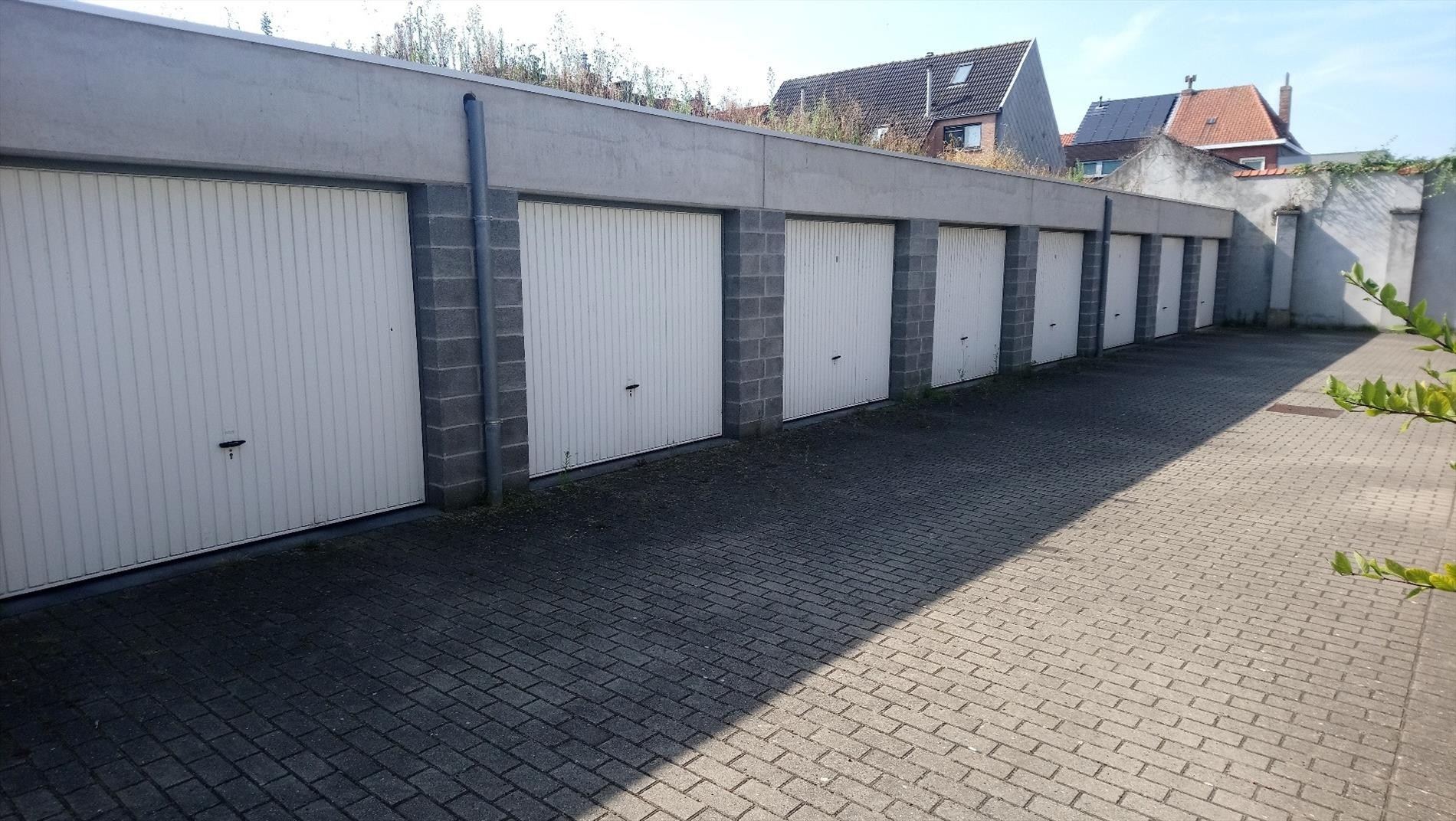 Gesloten garagebox op gelijkvloers, met elektriciteit en verlichting - foto 3
