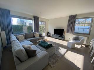 Op de weg van Wakken naar Oeselgem bevindt zich deze mooi afgewerkte woning. De ligging geeft een vlotte verbinding naar Waregem en Deinze. In...