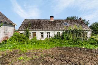 Te renoveren hoeve op een unieke locatie met groen verzicht in Zandbergen.Deze witgekalkte hoeve (282m²) met bijhorende schuur (171m²) uit de 19de...