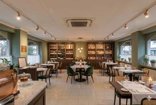 Op deze goede locatie vind je dit veelzijdige pand, momenteel ingericht als bloemenwinkel. Door zijn centrale ligging heb je het genot van...