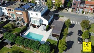 Ontdek deze unieke lichtrijke woning met een bewoonbare oppervlakte van 255 m², gelegen op een zonnig perceel van 542 m². Hier geniet u dagelijks...