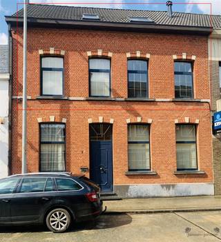 <p><span>Appartement en duplex situé au calme</span></p><p><span> </span></p><p><span>Cet appartement lumineux, situé au cœur de Moerzeke, n'attend plus que de accueillir de nouveaux locataires.</span></p><p><span>Le salon & e cuisine équipée se trouvent au 1er étage et donnent accès à la spacieuse & terrasse ensoleillée. Il y a également des toilettes et un espace de rangement supplémentaire.</span></p><p><span>À l'étage, on trouve deux chambres, une buanderie et la salle de bains avec baignoire.</span></p><p><span>Un local à vélos séparé est à votre disposition.</span></p><p><span> </span></p><p><span>Envie de venir jeter un coup d’œil ?</span></p><p><span>Prenez rendez-vous au 052/50 50 00</span></p><p><span>À bientôt !</span></p>