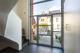 <div>
<p>Appartement lumineux et spacieux avec 3 chambres, une grande terrasse et une place de garage</p>
<p>Cet appartement spacieux et lumineux offre un cadre de vie agréable, alliant espace et confort. Le vaste salon, associé à la cuisine ouverte et équipée, forme un espace de vie chaleureux où il fait bon se détendre.</p>
<p>L'appartement dispose de trois chambres spacieuses, idéales pour une famille, un bureau à domicile ou un espace de loisirs. Il comprend également deux espaces de rangement pratiques.</p>
<p>La grande terrasse constitue un atout indéniable : vous pourrez y profiter pleinement des journées ensoleillées, y prendre un repas convivial en plein air ou vous y détendre après une journée bien remplie.</p>
<p>De plus, l'appartement dispose d'une place de garage, ce qui apporte un confort et une commodité supplémentaires.</p>
<i></i></div>