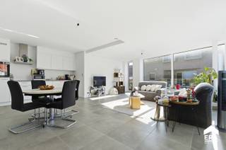 Te koop: lichtrijk nieuwbouwappartement in het centrum van Staden, op een rustige locatie met privé staanplaats. Dit appartement, gebouwd in 2024,...