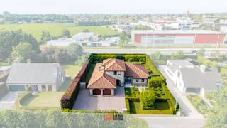 Plan jouw privé rondleiding in op de eerste bezoekdag op zaterdag 22 augustus!<br />SUBLIEME villa, residentieel gelegen met vlotte connectie tot het stadscentrum, autosnelweg en AZ Delta!<br />Deze zuiders geïnspireerde villa met een mooie totale bewoonbare oppervlakte van 338m² bevindt zich in een heel rustige woonwijk en biedt haar bewoners heel wat privacy.<br />De eigenaars beslisten hun woonvolume wat te verkleinen en hebben altijd met hart en ziel voor hun eigendom gezorgd. Ze is dan ook uitzonderlijk goed onderhouden en vergt geen enkele aanpassing of vernieuwing.<br /><br />Gebouwd in '95 op een mooi perceel van 1.149m², heel efficiënt ingedeeld en gebouwd met uiterst duurzame materialen zoals marmeren vloer, granieten werkblad, Afzelia hout,...<br />De 14 zonnepanelen (4,48kWp - thuisbatterij én autolader), warmtepompboiler én recent vernieuwde ATAG CV-ketel, zorgen voor een energiezuinige woonst met EPC label B.<br />De buitenomgeving werd heel doordacht aangeplant en biedt haar bewoners een groene en onderhoudsvriendelijke zuid gerichte tuin met verschillende aangename zithoekjes.<br />De indeling is als volgt:<br />ruime inkomhal met gastentoilet - lichtrijke woonkamer - bureau - afzonderlijke keuken (SIEMATIC) met gezellige eethoek - nachthal - masterbedroom met inbouwkasten - badkamer met ligbad/toilet/dubbele wastafel - slaapkamer 2 met inbouwkasten - dubbele berging - XL garage met 2 afzonderlijke poorten, ruime wasplaats en afzonderlijke doucheruimte. <br />De verdieping omvat een nachthal die toegang biedt aan een hele ruime derde slaapkamer, een nog verder in te richten badkamer (wastafel en toilet reeds geïnstalleerd!) en een vierde kleinere slaapkamer met aansluitend een praktische zolderruimte met extra inrichtingsmogelijkheden.<br />Aan woonvolume zeker geen gebrek... een ideale gezinswoning mede dankzij de 4 volwaardige slaapkamers en centrale liging.<br />Extra troeven: regenwater (20.000L), PCV rolluiken, zonnewering (verdieping), conforme elektriciteitskeuring tot 2047, asbestvrij, energiezuinig,...<br />Dossierstukken te vinden net onder de contactgegevens van makelaar Sarah.