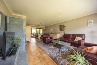<p><span>Laat u meteen verleiden door deze uitzonderlijke vrijstaande laagbouwwoning op een absolute toplocatie in het gegeerde Gooreind. Een eigendom waar charme, comfort en energiezuinig wonen harmonieus samenkomen.</span></p><p><span>De prachtig aangelegde tuin is een echte blikvanger en ademt rust en exclusiviteit. De royale vijver en het sfeervolle prieel creëren een idyllisch kader waar u in alle privacy kan genieten van lange zomeravonden en ontspannen momenten het hele jaar door.</span></p><p><span>Binnenin wordt u verwelkomd in een lichtrijke en goed onderhouden woning met een bijzonder aangename leefkwaliteit:</span></p><ul><li><span>Twee ruime slaapkamers en een derde, veelzijdige kamer (ideaal als bureau, dressing of hobbyruimte)</span></li><li><span>Een schitterende veranda die als volwaardige leefruimte fungeert en u elk seizoen laat genieten van het buitengevoel</span></li><li><span>Een stijlvolle badkamer met dubbele wastafel, ligbad en aparte douche</span></li><li><span>Een praktische, ruime bergzolder en ingemaakte kasten in de hal</span></li></ul><ul><li><span>Authentieke speksteenkachel op hout, naast centrale verwarming op gas, die niet alleen efficiënt verwarmt maar ook een warme, gezellige sfeer creëert.</span></li><li><span>Mooi aangelegde tuin met schitterende vijver en prachtige vissen</span></li></ul><p><span>Ook liefhebbers van ruimte en functionaliteit komen hier volledig aan hun trekken:</span></p><ul><li><span>Drie grote externe garages met smeerput een droom voor zelfstandigen, autoliefhebbers of hobbyisten</span></li><li><span>Inpandige garage voor extra comfort en veiligheid</span></li><li><span>Volledig uitgerust met rolluiken en vliegenramen</span></li></ul><p><span>Op vlak van energie en duurzaamheid zit u hier helemaal goed:</span></p><ul><li><span>EPC-label C (254 kWh/m² jaar)</span></li><li><span>11 zonnepanelen gecombineerd met een thuisbatterij</span></li></ul><p><span>Deze woning biedt een zeldzame kans om gelijkvloers, stijlvol en zorgeloos te wonen op een gegeerde locatie, omringd door groen en rust.</span></p>