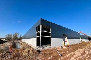 Nieuwbouw KMO-unit van 375 m² te koop, de casco KMO-unit heeft een vrije hoogte van +/- 6 m en is opgebouwd uit een staalconstructie in combinatie met geïsoleerde sandwichpanelen en geïsoleerde prefab betonpanelen. De loods is uitgerust met een automatische sectionale poort (4 m B x 4,20 m H), polybetonvloer en is voorzien van een extra glaspartij voor mezzanine met toegankelijkheid via een afzonderlijke toegangsdeur. Verder zijn de ruimtes voorzien van een lichtstraat met rookluik (brandklasse C) en privatieve parkeerplaats(en).<br />De loods maakt deel uit van de gloednieuwe KMO-ontwikkeling "HEIDELO-PARK", <span><span><span><span><span>gelegen op 1 km van de </span><span>Liersesteenweg</span><span> (N10) en op 1,5 km van de Paul Van </span><span>Roosbroecklaan</span></span></span></span></span>, bestaande uit 7 KMO-units van 300 m² tot 1.400 m² (samenvoegbaar tot grotere oppervlaktes 3.569 m²) te koop.<br /><br />De bedrijfsgebouwen zijn geschikt voor zowel opslag als productie en bieden de ideale omgeving om te ondernemen.<br />Oplevering voorzien einde Q1-2025. Voldoende parkeermogelijkheden.<br /><br />Contacteer PANORAMA B2B voor bijkomende inlichtingen of een vrijblijvend plaatsbezoek 0474 17 17 15.