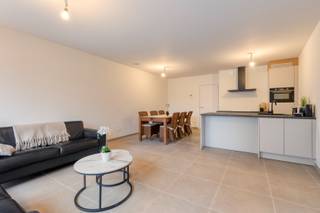 Een energiezuinig appartement met 2 slaapkamers en terras....<br /><br />In de nieuwe "Residentie Marcel" vinden we dit schitterend gelijkvloers appartement.<br />We komen in de hal met apart gastentoilet om verder te gaan naar de leefruimte. Hier komt zeer veel licht binnen door het grote schuifraam en de open keuken is voorzien van alle toestellen. <br />Verder is er nog een handige ruime berging, de 2 volwaardige slaapkamers en de badkamer met lavabomeubel en inloopdouche.<br />Via de living kunnen we naar het grote terras met een ideale west-oriëntatie. Van hieruit hebben we een zicht op de prachtige groene omgeving!<br />Er kan optioneel een overdekte autostaanplaats mee aangekocht worden. <br /><br />De verwarming is met een warmtepomp (verwarmen en koelen via de vloerverwarming).<br />Zeer energiezuinig appartement: E peil van 23.<br />Mogelijkheid tot aankoop onder 6 % BTW! <br />De locale aannemer werkt enkel met kwalitatieve, duurzame materialen en zorgt voor een nauwgezette oplevering en afwerking! <br /><br />We vinden dit appartement terug in het centrum van Rekkem met op wandelafstand de vele buurtwinkels, openbaar vervoer, horeca,....<br />Aan de overkant van de straat is er bovendien een ruime parking naast de kerk! <br /><br />Het appartement is helemaal geschilderd opgeleverd en is klaar voor haar eerste bewoners!