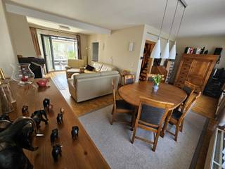 Te koop: ruime bel-etagewoning met tuin en inpandige garage in Grimbergen (1850)<br /> 3 slaapkamers – zolderruimte – zonnepanelen + batterij - EPC B<br />Deze uitstekend gelegen bel-etagewoning in een rustige woonwijk van Grimbergen biedt een combinatie van ruimte, comfort en energiezuinig wonen. Dankzij de inpandige garage, de groene tuin en de lichtrijke leefruimtes is dit de ideale thuis voor gezinnen die kwaliteit en functionaliteit zoeken.<br />Ligging<br />Deze woning bevindt zich in een aangename, kindvriendelijke wijk in Grimbergen.<br />Dankzij de centrale ligging geniet je van:<br />•Snelle verbindingen naar Brussel, Vilvoorde en andere omliggende gemeenten<br />•Scholen, winkels, sportfaciliteiten binnen handbereik<br />•Openbaar vervoer op korte wandelafstand (400m)<br />Een bijzonder praktische ligging voor actieve gezinnen en pendelaars.<br />Doodlopende straat die uitmondt aan het park, en gelegen is naast een groen gebied van het vroegere Kasteel van de Borgt.<br />Mobiliteitsscore : 8,8 (score van de Vlaamse Overheid op een schaal van 0 tot 10)<br />Gelijkvloers<br />•Inkomhal<br />•Toilet<br />•Vestiaire<br />•Inpandige garage voor twee wagens<br />•Wasplaats/berging<br />•Toegang tot tuin met groot zonnig terras<br />1ste verdieping<br />•Ruime, lichtrijke leefruimte<br />•Woonkamer : vloer gelegd met parket, gashaard, zitplaats, eetplaats<br />•Volledig ingerichte keuken : alles vernieuwd 8 acht jaar geleden, toestellen vernieuwd 4 jaar geleden, fornuis inductie + dampkap, dubbele spoelbak in inox, vaatwasser, oven, microgolf, vaste tafel met granito-tablet<br />•Aangebouwde veranda (4X3m) met aangenaam uitzicht op tuin en omgeving<br />2de verdieping<br />•3 volwaardige slaapkamers : vloer in laminaat, grootste kamer met ingemaakte kasten<br />•Badkamer : vloer in tegels, douchecel met zuil van sproeikoppen, lavabo &amp; ingemaakte kast<br />Zolderverdieping<br />•Ingerichte polyvalente ruimte<br />(mogelijkheden: extra slaapkamer, bureau, hobbyruimte, speelkamer, …)<br />•Schuine wanden afgewerkt met houten planchetten – drie dakvlakramen<br />•Vloer in laminaat<br /><br /><br />