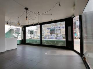 <h2>Handelspand te koop in <span><span>Koksijde</span></span> – Ruime commerciële topligging in <span><span>Koksijde-Bad</span></span></h2>
<p>Bent u op zoek naar een <strong>ruim handelspand te koop in Koksijde-Bad</strong> met maximale zichtbaarheid en uitstekende bereikbaarheid? Deze commerciële eigendom aan de <strong>Koninklijke Baan 190</strong> biedt maar liefst ca. <strong>222 m² gelijkvloerse oppervlakte</strong> op een strategische locatie vlak bij het gemeentehuis, de tramhalte en op wandelafstand van de Zeelaan.</p>
<hr />
<h3>Indeling &amp; troeven</h3>
<ul>
<li>
<p>Totale oppervlakte: <strong>ca. 222 m²</strong></p>
</li>
<li>
<p><strong>Volledig gelijkvloerse handelsruimte</strong></p>
</li>
<li>
<p>Momenteel <strong>één grote open winkelruimte</strong></p>
</li>
<li>
<p>Mogelijkheid om van voorgevel tot achtergevel één doorlopende commerciële ruimte te creëren (open concept)</p>
</li>
<li>
<p><strong>Keuken aanwezig</strong></p>
</li>
<li>
<p><strong>Toilet met wc-sas</strong></p>
</li>
<li>
<p>Parkeerplaats achteraan (achtergevel)</p>
</li>
<li>
<p>Stop &amp; shop parkeerplaats vooraan</p>
</li>
<li>
<p>Nabij kusttramhalte en commerciële kern</p>
</li>
</ul>
<p>Het pand is vandaag ingericht als <strong>één grote winkelruimte</strong>, wat zorgt voor een ruimtelijk gevoel en maximale flexibiliteit. Dankzij de open structuur kan u de volledige oppervlakte benutten als één grote commerciële ruimte van voor- tot achtergevel – ideaal voor retail, showroom, conceptstore, fitness, kantoor of vrij beroep.</p>
<p>De aanwezigheid van een <strong>keuken en sanitair (wc met sas)</strong> maakt het pand extra praktisch voor personeel en klanten.</p>
<hr />
<h3>Topligging met sterke visibiliteit</h3>
<p>Gelegen langs de Koninklijke Baan geniet dit pand van een uitstekende passage. De combinatie van:</p>
<ul>
<li>
<p>Centrale ligging in Koksijde-Bad</p>
</li>
<li>
<p>Nabijheid van de Zeelaan</p>
</li>
<li>
<p>Openbaar vervoer op wandelafstand</p>
</li>
<li>
<p>Parkeermogelijkheden voor- en achteraan</p>
</li>
<li>
<p>Grote bruikbare oppervlakte</p>
</li>
</ul>
<p>maakt dit een bijzonder interessante commerciële investering aan de Belgische kust.</p>
<hr />
<h3>Ideaal voor ondernemers of investeerders</h3>
<p>Dit handelspand in Koksijde biedt schaal, flexibiliteit en ligging — drie essentiële elementen voor een succesvolle handelszaak.</p>
<p>Bent u op zoek naar een <strong>commercieel pand te koop in Koksijde-Bad</strong> met veel ruimte en mogelijkheden? Dan is dit een unieke kans.</p>
<p>📞 Contacteer ons vandaag nog voor meer informatie of een bezoek ter plaatse.</p>