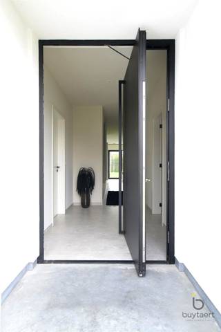 <p><span>EXCLUSIEF: Comfortabel wonen IN STIJL, denkt u aan een grote penthouse, maar wil u wonen in een rustige groene omgeving, bekijk deze exclusieve GELIJKVLOERSE villa!</span></p><p><span>Knappe energiezuinige moderne gelijkvloerse woonst + BIJGEBOUW in een aangename omgeving te Halle-Zoersel. </span></p><p><span>Luxueus wonen op de begane grond op ca 223m² met extra bijgebouw van 75m² als polyvalente ruimte, woon/werk situatie, zorgwoning,...</span></p><p><span>Dit eigendom is gelegen op een mooi stukje grond, opgeleverd in 2024, dus als nieuw, waarvan volledig het gelijkvloers is ingedeeld met inkomhal, toegang via smeedijzeren tussendeur naar de lichte leefruimte met uitzicht op de tuin en een open luxueuze ingerichte keuken met alle nodige inbouw toestellen, eveneens een dubbele vaatwasser, inductievuur, heteluchtoven, bordenverwarmer, 20m werkblad enz. Verder een ruime berging en wasplaats met technieken en aansluiting wasmachine/droogkast.</span></p><p><span>Groot schuifraam die toegang geeft tot het terras, aangelegde tuin met haag, grasrobot, volledig omheind en afgesloten met een automatische poort. </span></p><p><span>Alles is mooi afgewerkt van hoogstaande kwaliteit, opvallend zijn de plafondhoge glazen tussendeuren, ingemaakte kasten, mooie raamdecoratie, inbouwspots,... </span></p><p><span>Masterbedroom met dressing, automatische screens en ensuite badkamer met grote inloopdouche, lavabo, toilet,... deze slaapkamer heeft een schuifraam naar een open buitenruimte met privacy.</span></p><p><span>Verder op de riante nachthal is er een tweede en derde slaapkamer, waarvan 1 kamer vorzien is van een ingebouwd bureelmeubel, Er is een tweede badkamer met lavabo, douche en toilet. De slaapkamers en leefruimte zijn voorzien van airco via Daikin warmtepompsysteem (warm-koud).</span></p><p><span>Luxueuze afwerking met duurzame materialen, 16 zonnepanelen, HR TOP ketel op gas - vloerverwarming (hybride voorzieningen aanwezig), grote tegelvloer, HR+ beglazing in aluminium, stofzuigersysteem, alarmsysteem en CO² melder, gevelbepleistering Consteca, regenwaterput, E-peil 7!</span></p><p><span>Bijgebouw met overdekt terras, ideaal voor de laatste avondzon, 1 grote sectionaal poort met toegang tot een ruimte voor 2 wagens en een bijkomende polyvalente ruimte met groot raam naar de tuin, er zijn voorzieningen voor het inrichten tot kantoor/praktijkruimte, extra woonst,... momenteel in gebruik als fitness ruimte, er is drijfkracht in het bijgebouw.</span></p><p><span>Er is een vergunning voor het plaatsen van een zwembad.</span></p><p><span>Rustig gelegen met een goede verbinding naar uitvalswegen, in de omgeving van mooie fiets- en wandelroutes en nabij het dorp van Halle.</span></p><p><span>Instapklaar, prima onderhouden, contacteer ons voor bijkomende info en plan een bezoek!</span></p><p><span> </span></p><p><span> </span></p>