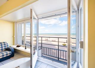 Op de Zeedijk, in het hartje van Koksijde Bad en op de eerste verdieping van de kleinschalige residentie Santa Maria vinden we dit unieke vakantieappartement. De bakker, slager en andere winkels bevinden zich vlakbij, alsook het openbaar vervoer. Kortom: de perfecte locatie. Vanop de eerste verdieping kunt u in alle rust genieten van een magnifiek zeezicht.  <br /><br />Dit appartement werd als volgt ingedeeld: inkomhal met vestiaire | leefruimte met magistraal zeezicht | afzonderlijke keuken | badkamer voorzien van douche en lavabo in meubel | afzonderlijk toilet |  volwaardige slaapkamer uitgevend op balkon aan de achterzijde. <br /><br />Makkelijk toegankelijke, gemeenschappelijke fietsenberging op het gelijkvloers van de residentie! <br /><br />Mogelijkheid tot aankoop van een gesloten garagebox in de nabije omgeving. <br /><br />Op zoek naar een vakantieappartement met een magistraal zeezicht te Koksijde? Zoek niet verder, dit appartement kan het uwe zijn!  