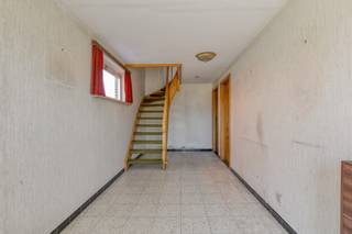 <p>Te renoveren bel-etagewoning gelegen in de Vinkenstraat te Aarschot, op een gunstige locatie vlakbij het centrum. Deze woning biedt tal van mogelijkheden voor wie op zoek is naar een project dat volledig naar eigen smaak en wensen kan worden ingericht.<br /><br />De woning beschikt over een solide betonstructuur, wat een uitstekende basis vormt voor een duurzame renovatie. Binnenin zijn er momenteel drie slaapkamers en één badkamer aanwezig. Dankzij de indeling en structuur kan de woning flexibel heringericht worden, ideaal voor het creëren van een moderne en comfortabele leefomgeving.<br /><br />Op het gelijkvloers bevindt zich een garage, aangevuld met een dubbele oprit die voldoende parkeergelegenheid biedt. Dit maakt de woning niet alleen praktisch, maar ook aantrekkelijk voor gezinnen of wie extra ruimte nodig heeft.<br /><br />De ligging combineert rust met een vlotte bereikbaarheid van winkels, scholen en openbaar vervoer. Een unieke kans voor investeerders of handige kopers die een woning volledig naar hun hand willen zetten.</p>