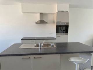 Ruim 1-slaapkamerappartement met 2 terrassen en autostaanplaats op een toplocatie in het centrum van Bree. ALGEMEEN: * Appartement gelegen op de...