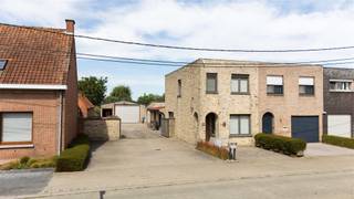<p><span><strong>TOPPER | ENERGIEZUINIGE WONING MET LOODS OP 893M² TE DENTERGEM</strong></span><br /><span>Ben je op zoek naar een instapklare woning met loods maar wil je niet inboeten qua energiezuinigheid, hedendaagse normen en ruimte? Dan is dit je kans! </span><br /><span>Deze instapklare woning met loods is gelegen langs de Markegemsesteenweg te Dentergem, vlakbij bakker, slager, school, bibliotheek, supermarkt,... en werd grondig gerenoveerd met nieuwe aanbouw in 2001, nieuwe ramen + muurisolatie (2015), vloeren en keuken (2011), badkamer (2013),...</span><br /><span>Tot slot is er een ruime loods van maar liefst 112m² met recent dak en nog eens 21 zonnepanelen. Ideaal als opslag, atelier, hobby of polyvalente ruimte.</span></p><p><span><strong>INDELING: </strong></span><br /><span>We komen binnen in de inkomhal met rechtstreekse toegang tot de leefruimte. De leefruimte biedt voldoende plaats voor een ruime zithoek en eetplaats. Naast verwarming met warmtepomp kan men hier in de winter ook extra genieten van de gezellige palletkachel. Aansluitend vinden we de ruime open en geïnstalleerde keuken (koelkast | oven | stoomoven | dubbele spoelbak | vaatwasmachine | kookplaat | dampkap) met voldoende kastruimte alsook plaats voor een extra zithoek. Achterliggend bevindt zich de koele berging, de badkamer met inloopdouche en lavabo met meubel alsook de wasplaats. Verder is er gelijkvloers alvast 1 slaapkamer of bureauruimte voorzien.</span><br /><span>Op het eerste verdiep is er nachthal met toegang tot 2 ruime slaapkamers. </span><br /><span>Naast de woning is er een brede oprit met recente geautomatiseerde poort die uitgeeft op de binnenkoer met toegang tot het ruime bijgebouw van maar liefst 112m², tevens voorzien van een automatische poort, laadpaal, 21 zonnepanelen en drijfkracht.</span><br /><span>Tot slot is er een mooie grote tuin aanwezig met extra terras en met mooi zicht op agrarisch landschap om volledig tot rust te komen.</span></p><p><span><strong>TROEVEN: </strong></span><br /><span>- Bijgebouw van 112 m²</span><br /><span>- Perceel van 893m²</span><br /><span>- Energiezuinig - label B</span><br /><span>- Instapklaar</span><br /> </p>