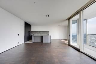 Op de 22e verdieping van Antwerp Tower bevindt zich dit afgewerkte Serenity-appartement van 146 m². De indeling omvat 2 slaapkamers en 2 badkamers, met veel aandacht voor licht, ruimte en wooncomfort. Dankzij de grote glaspartijen geniet u vanuit de leefruimtes van een indrukwekkend perspectief over Antwerpen. Een instapklare residentie op een van de meest herkenbare adressen van de stad.