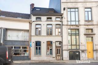 Welkom in een stukje geschiedenis van Aalst en maak kennis met dit uitzonderlijke herenhuis nabij het kloppend hart van de stad. Een woning waar hoge plafonds, imposante deuren en ramen, originele parketvloeren en prachtige marmeren schouwen je meteen meenemen naar de grandeur van weleer.<br /><br />Doorheen de jaren werd het burgerhuis goed onderhouden en gerenoveerd, mét respect voor zijn authentieke karakter. En achter de gevel schuilt vandaag verrassend veel hedendaags comfort. Met een EPC-label B, conforme elektriciteit, centrale verwarming op aardgas, dubbele beglazing en een asbestveilig attest is deze woning bovendien helemaal klaar voor de toekomst. En voor wie houdt van extra sfeer: ook de open haard bleef behouden.<br /><br />Bij het binnenkomen leidt de inkomhal je naar een afzonderlijk bureau, ideaal voor thuiswerk of een vrij beroep. Aansluitend volgen de gezellige woonkamer en de bijzondere eetkamer, met directe toegang tot het feeërieke terras, waar de hoge plafonds en authentieke elementen voor een warme, huiselijke sfeer zorgen. De volledig uitgeruste keuken beschikt over een ruime berging/wasplaats en kijkt uit op de achterliggende buitenruimte.<br /><br />Op de eerste verdieping bevindt zich een royale slaapkamer met aansluitende dressing. Beide ruimtes beschikken over een luchtluchtwarmtepompsysteem. Met beperkte aanpassingen kan deze dressing eenvoudig worden omgevormd tot een volwaardige slaapkamer. Op het tussenverdiep vind je de authentieke badkamer met ligbad, dubbele lavabo en toilet.<br /><br />Maar wacht tot je de bovenste verdieping ontdekt: die werd ingericht als een vrijwel zelfstandige woonruimte met eigen badkamer, kitchenette én terras. Vandaag doet ze dienst als volwaardige studio, maar de mogelijkheden zijn legio: een eigen verdieping voor de kinderen, gastenverblijf, cohousing of een andere invulling die bij jouw gezin en plannen past.<br /><br />Ook buiten blijft deze woning verrassen. De charmante binnentuin ademt een bijna zuiderse sfeer uit en vormt een idyllische plek om even aan de drukte van de stad te ontsnappen. Bovendien beschikt iedere verdieping over een eigen terras, waardoor er doorheen de woning verschillende plekjes ontstaan om buiten te genieten.<br /><br />En dat allemaal op een bijzonder gunstige ligging nabij het centrum van Aalst, met winkels, scholen, openbaar vervoer en belangrijke verbindingswegen binnen handbereik.<br /><br />Authentieke grandeur, hedendaags comfort, verrassend veel ruimte en mogelijkheden die je niet in elke woning vindt.<br /><br />We hoeven je waarschijnlijk niet te vertellen dat een herenhuis als dit zelden op de markt komt. Laat deze kans niet voorbijgaan en contacteer Vastima voor jouw bezoek.