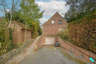 Deze charmante fermette, opgetrokken in 1975, ademt karakter en warmte dankzij het gebruik van authentieke materialen. De woning biedt een...