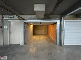 Garagebox met extra zijruimte gelegen nabij 't Hazegras te Oostende - het Mercatordok, Maria-Hendrikapark ('t bosje), station, ...