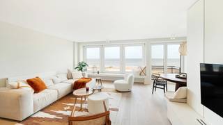 EXCLUSIEF TE KOOP: Luxueus 3-kamer appartement met brede gevel en een waanzinnig zeezicht in het zoute (6m65 gevelbreedte). <br /><br />Ideaal gelegen op de Zeedijk tussen het Lichttorenplein en Albertplein. <br /><br />Indeling: Ruime en lichtrijke living met eethoek, volledig uitgeruste open keuken, 2 grote slaapkamers met gedeelde douchekamer. Master met prachtige badkamer. Terras achteraan. <br />Het appartement is voorzien van zowel een terras vooraan als een zonneterras achteraan. <br />1 appartement per verdieping. Inclusief privatieve berging en gemeenschappelijke fietsenberging en afvalberging in het gebouw. <br /><br />EPC 164 kWh/m²/jaar - UC 20181230-0002121063-1