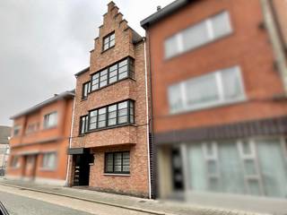 Op te frissen appartementsgebouw, bestaande uit 4 appartementen en een grote garage achteraan op het perceel (thans vergund 3 appartementen en 4 garages) Indeling als volgt;<br />- gelijkvloers appartement: inkomhal, leefruimte met aansluitend veranda. Van hieruit is er toegang tot de tuin (van waaruit er tevens toegang is tot de garage achteraan). Keuken. Badkamer met ligbad en toilet. 2 slaapkamers. EPC 340 kWh/(m² jaar) - label D<br />- eerste verdieping: inkomhal, leefruimte met keuken. Terras. Badkamer met ligbad en toilet. 2 slaapkamers. Aparte berging. EPC 358 kWh/(m² jaar) - label D. <br />- tweede verdieping: inkomhal, leefruimte met keuken. Terras. Badkamer met ligbad en toilet. 2 slaapkamers. Aparte berging. EPC 407 kWh/(m² jaar) label E. <br />- derde verdieping: leefruimte met keuken. Badkamer met ligbad en toilet. 1 slaapkamer. Aparte berging. EPC 826 kWh/(m² jaar) label F. <br />Verwarming is elektrisch in combinatie met nieuw geplaatste warmtepompen. In het gebouw is geen lift aanwezig. 3 appartementen worden momenteel verhuurd. Zeer goed en centraal gelegen vlakbij winkels, openbaar vervoer en alle andere voorzieningen. Goede verbinding met de in- en uitvalswegen.