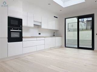 <p><span>Prachtig gerenoveerde herenwoning met 5 slpks, 2 badkamers en tuin in het hart van Geraardsbergen</span></p><p><span>In het centrum van Geraardsbergen bevindt zich deze stijlvolle en volledig gerenoveerde herenwoning, waar karakter en modern comfort naadloos samenkomen. De woning is voorzien van maar liefst vijf ruime slaapkamers en twee volledig uitgeruste badkamers ideaal voor grote gezinnen of mensen die extra ruimte wensen voor een bureau of hobbyruimte.</span></p><p><span>De woning beschikt op de benedenverdieping over een inkomhal, een gastentoilet, een ruime en lichtrijke leefruimte met een moderne open keuken die uitgerust is met alle toestellen. Deze geeft toegang tot het aangename terras en de stadstuin.</span></p><p><span>Op de eerste verdieping bevinden zich een nachthal, een eerste ruime slaapkamer, een badkamer met dubbel lavabomeubel, douche en ligbad, een apart toilet en een wasberging.</span></p><p><span>Op de tweede verdieping is er opnieuw een nachthal met twee slaapkamers, waarvan één met bergruimte/dressing, en een tweede badkamer met lavabomeubel, douche en toilet.</span></p><p><span>De zolder werd ingericht met nog twee bijkomende slaapkamers.</span></p><p><span>EPC-label A! Centrale verwarming op gas en elektriciteit is conform!</span></p><p><span>Deze unieke woning combineert het charmante karakter van een herenhuis met hedendaags wooncomfort, op wandelafstand van winkels, scholen, openbaar vervoer en andere voorzieningen.</span></p><p><span>Zeker een bezoekje waard!</span></p><p><span>Gelieve te reageren via de advertentie. Wij nemen zelf contact met u op om een afspraak in te plannen.</span></p>