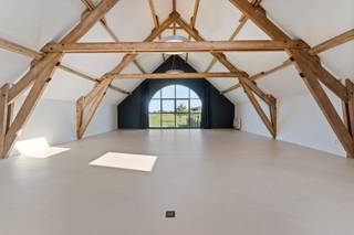 In een rustige en groene omgeving in een deelgemeente van Meise bevindt zich deze stijlvol gerenoveerde eigendom die ideaal is voor ondernemers...