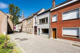 Op slechts enkele passen van de Markt van Eeklo, vindt u deze volledig te renoveren stadswoning met tal van mogelijkheden. Bent u op zoek naar een renovatieproject dat u volledig naar eigen smaak kunt inrichten? Dan is dit pand beslist een bezoek waard!<br /><br />De woning beschikt over maar liefst 4 volwaardige slaapkamers die zicht op de eerste en tweede verdieping bevinden. Op die manier is dit een woning die uiterst geschikt is voor grotere gezinnen of mensen die extra ruimte nodig hebben. Achteraan heeft u een groene, aangename stadstuin waar het ideaal is om te ontspannen en genieten van het buitenleven midden in de stad.<br /><br />Dankzij de centrale ligging zijn alle voorzieningen zoals winkels, horeca, openbaar vervoer,.. op wandelstand van de woning. <br /><br />Indeling:<br />- inkomhal<br />- lichtrijke woonkamer<br />- keuken<br />- badkamer<br />- apart toilet<br />- 2 ruime slaapkamers 1e verdieping<br />- 2 slaapkamers 2e verdieping<br />- terras achteraan de woning<br />- buitenberging<br />- aangename stadstuin<br /><br />Renovatieverplichting van toepassing.<br /><br />Kom de mogelijkheden van dit pand ontdekken en vraag uw bezoek aan!<br />09/377 31 77 - vastgoed@aclea.be